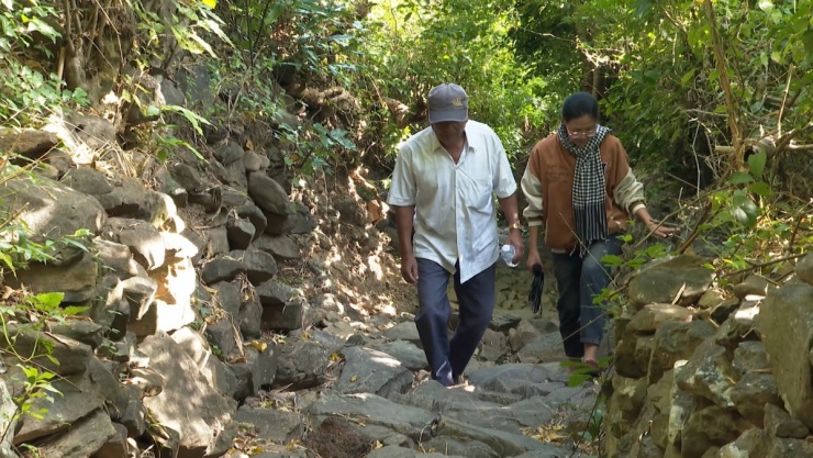 Con đường xếp đá đã có hàng trăm năm tuổi