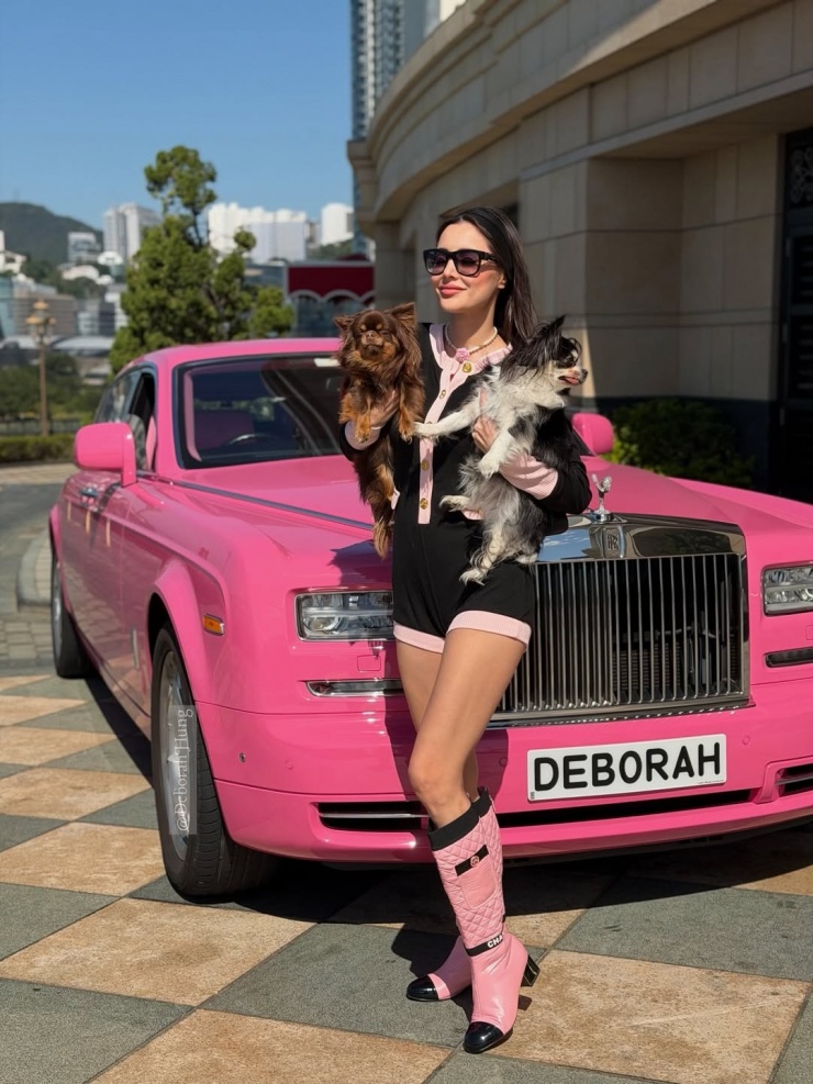 Giữa tháng 3, trên trang cá nhân, Deborah Hung chia sẻ ảnh bên xế hộp siêu sang Rolls-Royce mang tên cô. Người đẹp diện cả bộ Chanel gồm áo liền quần dệt kim, bốt hồng đồng điệu với màu xe hơi. Bức ảnh thu hút hàng chục nghìn lượt yêu thích và bình luận.