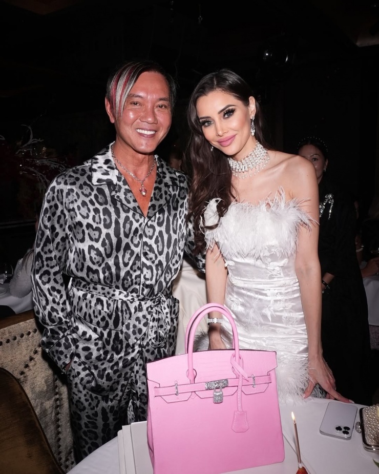 Deborah Hung, 43 tuổi, là người mẫu Mexico, nổi tiếng trong giới thượng lưu và thời trang. Cô kết hôn cùng tài phiệt Hong Kong Hồng Vĩnh Thời (Stephen Hung) năm 2008. Họ sống trong biệt thự được thiết kế theo phong cách maximalism (tối đa) với tường bọc nhung đỏ, đèn chùm lớn, những chiếc sofa hình trái tim. Cuộc sống xa xỉ của cả hai từng được thể hiện trong series truyền hình thực tế Bling Empire: New York. Theo Forbes, tính tới đầu năm 2026, Hồng Vĩnh Thời sở hữu khối tài sản khoảng 400 triệu USD.