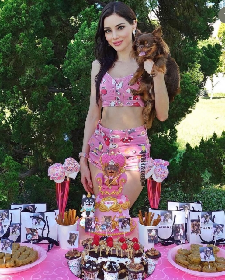 Theo SCMP, người mẫu có bộ sưu tập các thiết kế Haute Couture, thường mang sắc hồng đặc trưng, khiến cô được ví như nhân vật Elle Woods phim Legally Blonde trong đời thực. Tủ đồ của cô có những chiếc túi mới nhất và hiếm có của Chanel, Hermes. Cô sắm cho hai chó cưng Chihuahua phòng ngủ và tủ quần áo riêng. Chúng thường xuyên diện trang phục Chanel được thiết kế riêng để đồng điệu với chủ nhân.