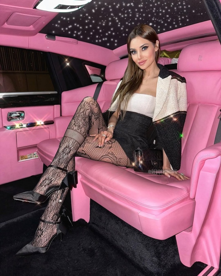 Deborah đam mê màu hồng và những phương tiện di chuyển đắt đỏ. Theo Tatler, vợ chồng cô có bộ sưu tập xe hơi hạng sang với những chiếc hàng chục triệu USD.