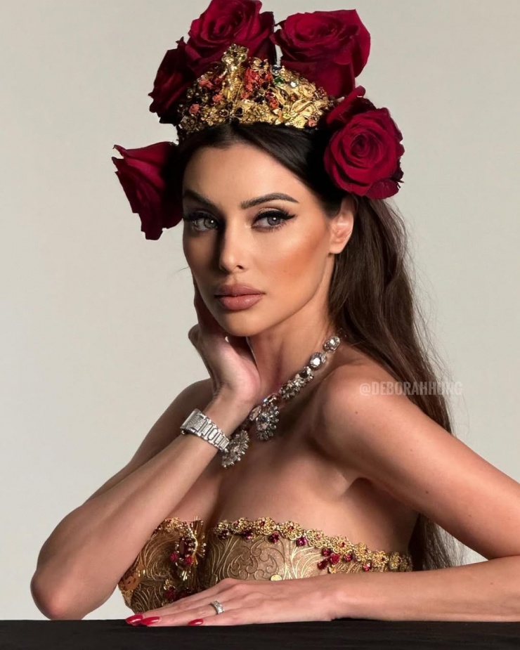 Người đẹp còn có sở thích sưu tập vương miện và các loại kim cương trắng chất lượng cao từ các nhà chế tác như Graff, Chopard. Theo SCMP, thay vì mua đồ có sẵn, cô ưu tiên việc đặt hàng chế tác riêng hoặc tham gia các buổi đấu giá để tìm kiếm những viên đá quý độc bản.