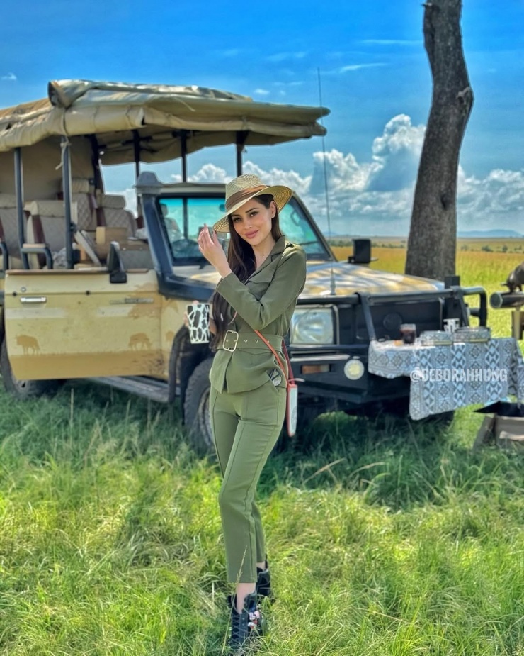 Người đẹp được khán giả khen mặc đẹp khi khám phá châu Phi.