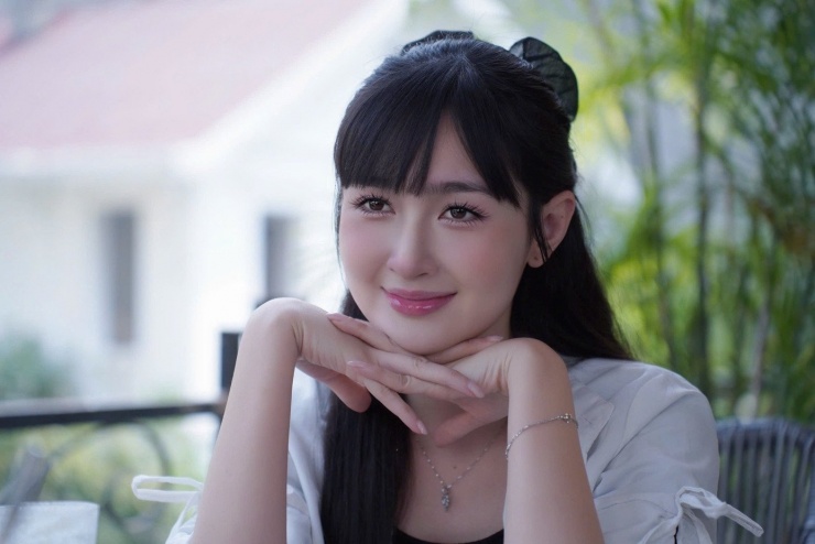 Ngọc Thủy cho biết nhân vật Trang trong phim Bước chân vào đời là cô gái cá tính, tham vọng, thẳng thắn đến mức dễ gây tranh cãi. Chính điều đó khiến nhiều phân đoạn của cô nhận về phản ứng trái chiều, thậm chí bị nhận xét “lố” hay “ố dề”. Nữ diễn viên thừa nhận bản thân cũng từng “ức chế” với vai diễn của mình. Tuy nhiên cô chọn cách đi sâu vào hoàn cảnh nhân vật để lý giải, với mong muốn khán giả “vừa trách vừa thương”.