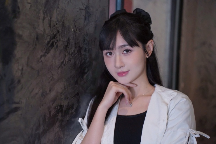 Đáng nhớ nhất là phân đoạn đánh ghen - chuỗi ngày mà nữ diễn viên gọi là “khó khăn nhất từ trước đến nay”. “Đánh quả nào là nhớ đời quả đấy, rất đáng sợ”, cô kể. Việc phải quay đi quay lại nhiều lần khiến cô bị trầy xước nhẹ và ám ảnh tâm lý. “Sau cảnh đó, tôi cứ nhìn thấy chị Huyền Trang là thấy hoảng”, Ngọc Thủy nói.