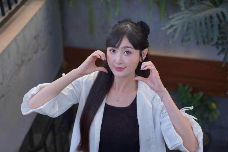 Áp lực không chỉ đến từ phản hồi của công chúng mà còn nằm ở quá trình làm nghề. Là gương mặt mới, Ngọc Thủy phải tự chuẩn bị trang phục, tự xoay xở chi phí. Trong nhiều cảnh quay, cô liên tục đi boots để đảm bảo tương tác hình thể với bạn diễn nam, dù bị khán giả chê một màu, thiếu sáng tạo.