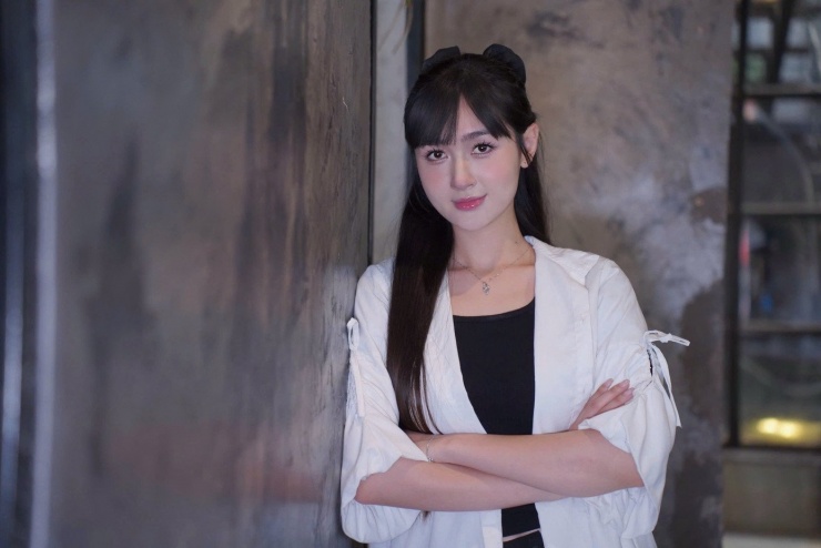 Không chỉ là thử thách thể lực, cảnh quay này đòi hỏi cường độ cảm xúc cao. Ngọc Thủy phải vừa giữ tâm lý nhân vật, vừa nhớ thoại, vừa tương tác chính xác với bạn diễn. Cô đặc biệt biết ơn diễn viên Anh Vũ vì đã góp ý cho cô cách đẩy cao trào, thể hiện sự phản kháng của nhân vật Trang trong phân đoạn đánh ghen, thay vì chỉ biết cam chịu như kịch bản ban đầu.