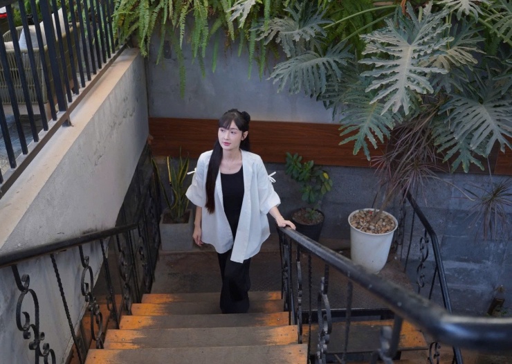 “Con gái có thì, thanh xuân qua nhanh”, cô nói. Nhưng cuối cùng, chính đam mê đã giữ cô ở lại. Cảm giác nhớ máy quay, nhớ sân khấu trở thành động lực để cô tiếp tục chờ đợi cơ hội.