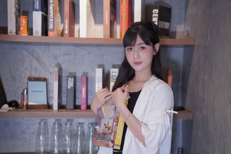 Khoảnh khắc nhận được kịch bản từ nhà sản xuất Bước chân vào đời, Ngọc Thủy vỡ òa hạnh phúc, mừng đến mức muốn "chạy quanh phòng hét toáng lên”.