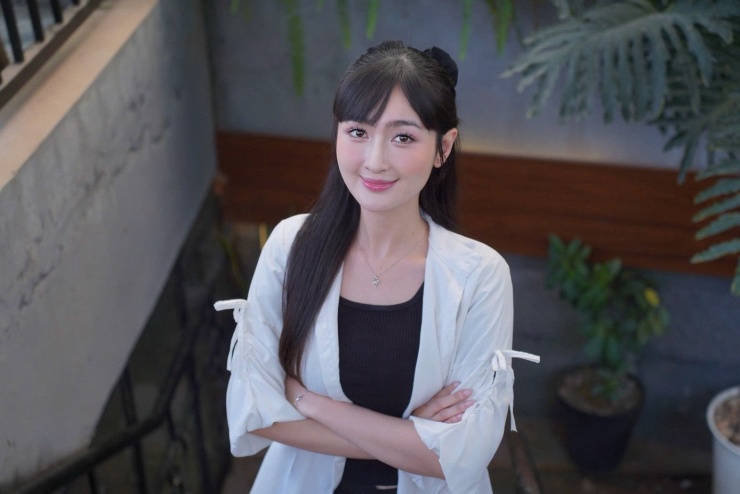 Khi lên set quay, việc được làm việc cùng Quỳnh Kool, Mạnh Trường… khiến Ngọc Thủy ban đầu khá e ngại. Tuy nhiên, sự cởi mở của các đàn anh, đàn chị giúp cô xóa tan khoảng cách.