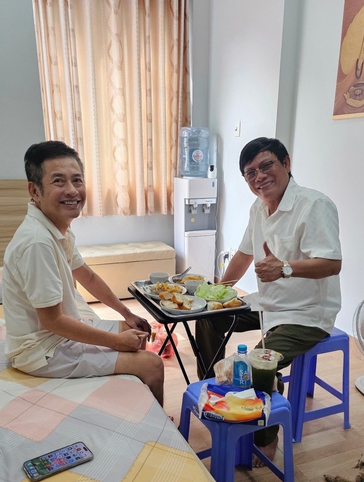 Tấn Hoàng đăng ảnh thăm Tấn Beo, đáp trả tin xấu về nam nghệ sĩ.