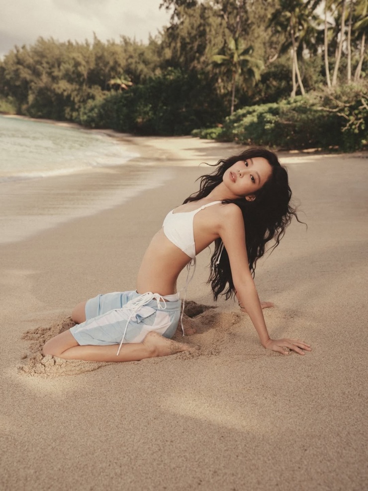 Trả lời phỏng vấn trên Elle, nữ ca sĩ cho biết đây là dịp để cô truyền tải quan điểm cá nhân về bikini, đồng thời thể hiện dấu ấn thẩm mỹ riêng trong từng sản phẩm.