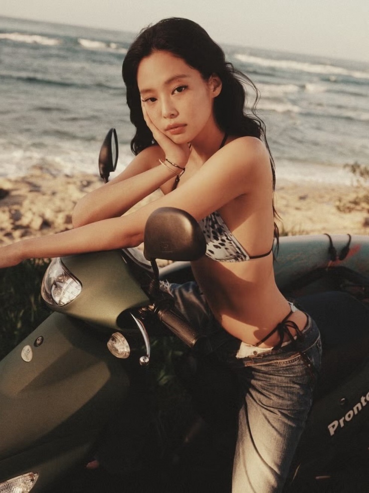 Là thành viên của BlackPink, Jennie từ lâu đã vượt ra khỏi khuôn khổ một idol Kpop để trở thành biểu tượng thời trang toàn cầu. Từ sân khấu đến đời thường, mỗi lần xuất hiện của cô đều nhanh chóng tạo thành xu hướng.