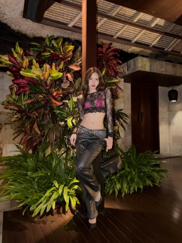 Lisa nghiện mốt xuyên thấu khoe nội y - 1