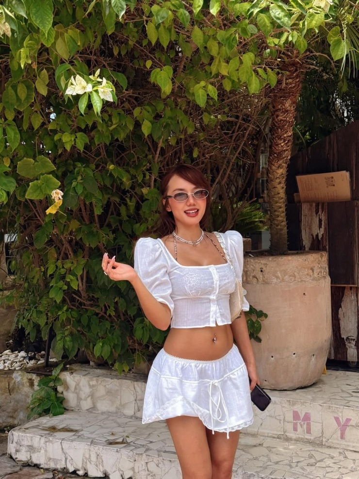 Ca sĩ Phương Ly chọn set đồ trắng tôn vòng hai, tạo nên hình ảnh đậm tinh thần mùa hè.