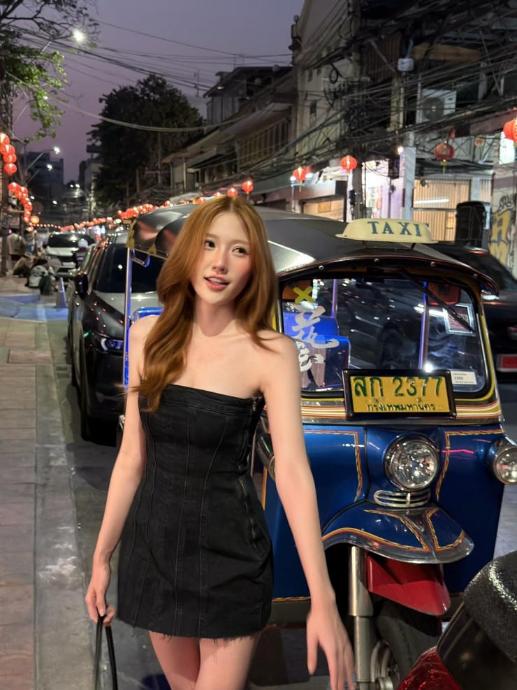 Chỉ cần chiếc đầm denim dáng quây ôm vừa vặn cơ thể, diễn viên Uyển Ân đã có thể ghi điểm trên đường phố Bangkok, Thái Lan.