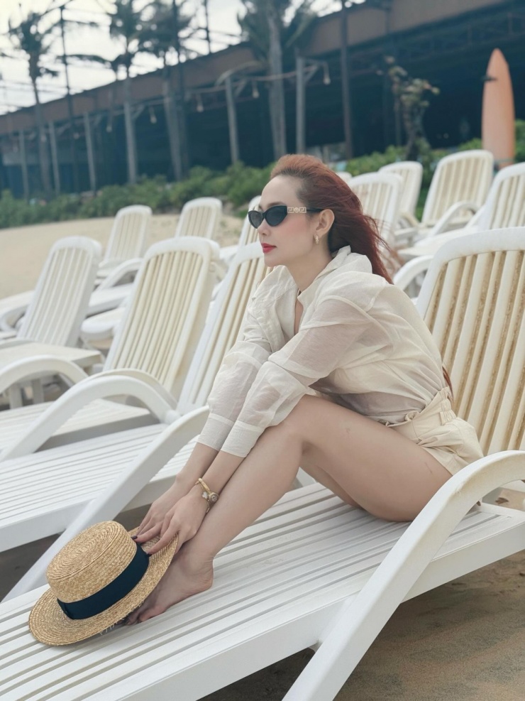 Còn ca sĩ Minh Hằng chọn quần shorts làm nổi bật đôi chân thon nuột, nhấn nhá phụ kiện hài hòa.