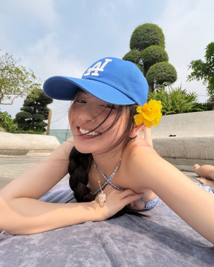 Chu Thanh Huyền khoe ảnh nằm tắm nắng trong chuyến nghỉ dưỡng cùng gia đình. Dù diện đồ bơi, cô không quên tô điểm với chiếc vòng cổ có mặt cỡ lớn, đính kết kim cương.