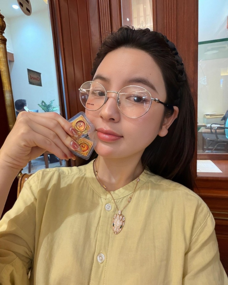 Trước khi gắn bó cùng mẫu vòng tiền tỷ này, Chu Thanh Huyền thường xuyên chưng diện nhiều kiểu vòng cổ hàng hiệu khác. Tuy nhiên trước đây, cô thường chọn các loại mặt dây mảnh, thường của Van Cleef & Arpels với mức giá khoảng vài trăm triệu đồng.