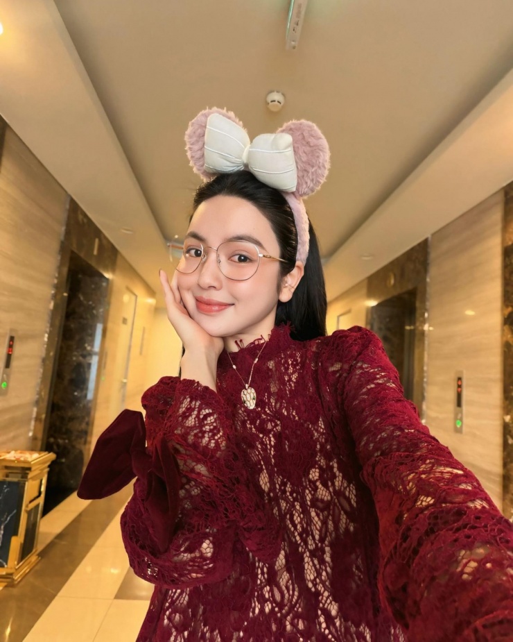 Nhiều món đồ hiệu trong tủ đồ của bà mẹ một con là do ông xã Quang Hải mua tặng.