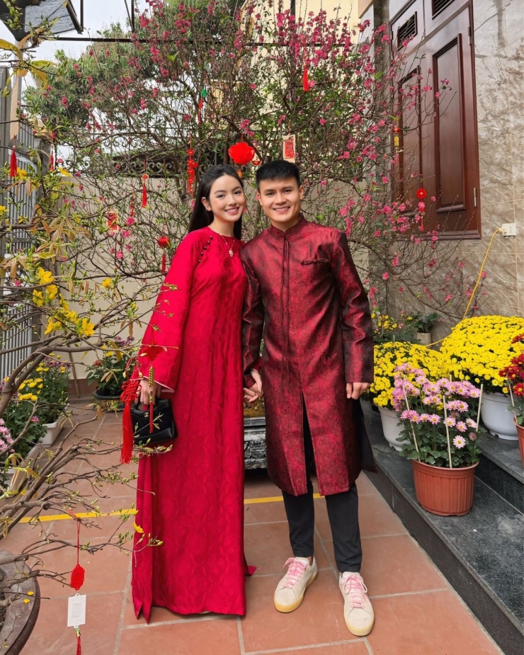 Chu Thanh Huyền phối vòng kim cương với áo dài dịp Tết vừa qua.