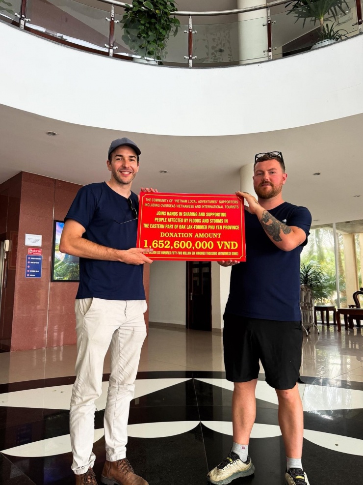 Luke bay đến Việt Nam giữa cuộc hành trình để góp sức cứu trợ người dân gặp lũ lụt.