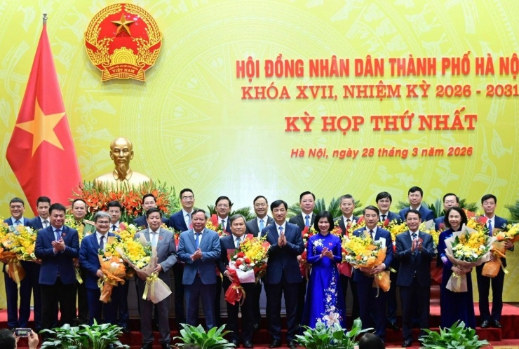 Bí thư Thành uỷ Hà Nội Nguyễn Duy Ngọc tặng hoa chúc mừng các nhân sự được bầu giữ chức lãnh đạo UBND thành phố nhiệm kỳ 2026- 2031.