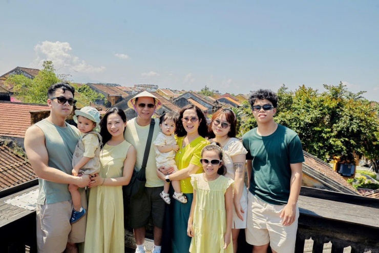 Bức ảnh mới nhất của gia đình Anh Tuấn - Nguyệt Hằng với đầy đủ các con ruột, con rể và cháu.&nbsp;