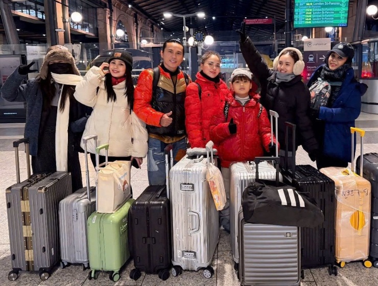 Gia đình Mars Anh Tú.