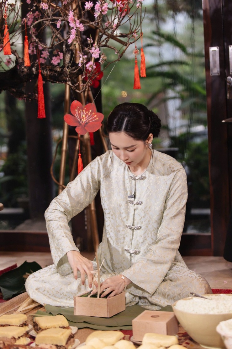 Dịp đầu năm 2026, người đẹp phối vòng Vintage Alhambra (5 motifs) của Van Cleef &amp; Arpels cùng áo bà ba gấm.