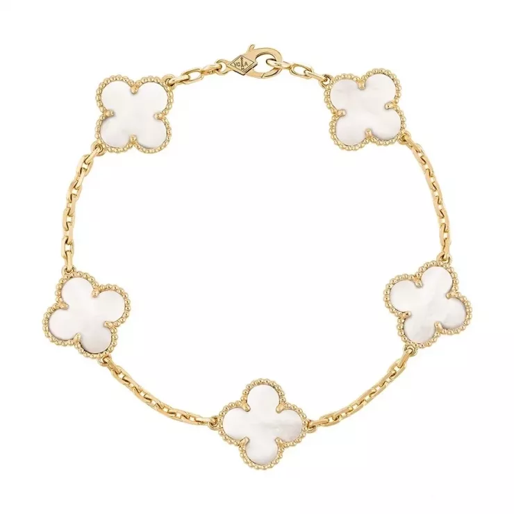 Mẫu trang sức chế tác từ vàng 18K kết hợp đá carnelian, có giá khoảng 160 triệu đồng.