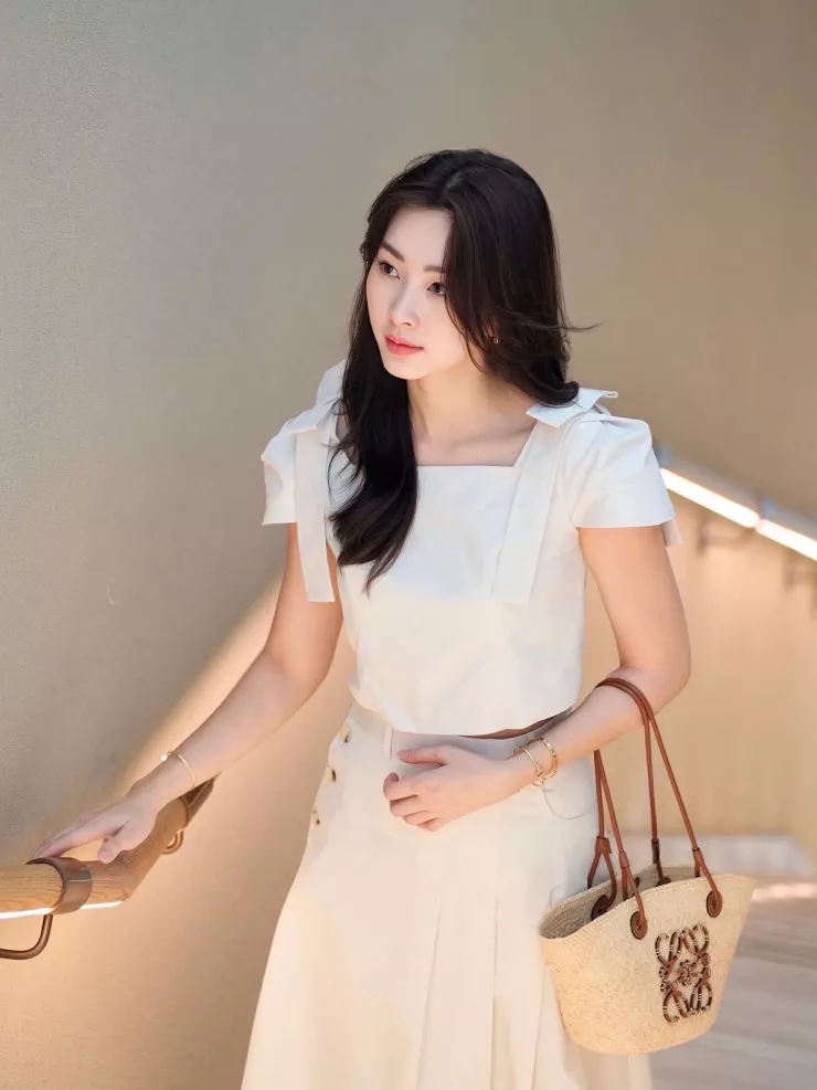 Ở một lần xuất hiện khác, cô phối cùng lúc 3 mẫu vòng tay hơn nửa tỷ đồng.