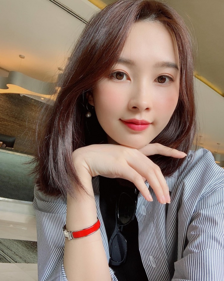 Ngoài phiên bản trắng, cô còn sở hữu mẫu màu đỏ cam, mỗi chiếc có giá khoảng 15 triệu đồng theo công bố của hãng.