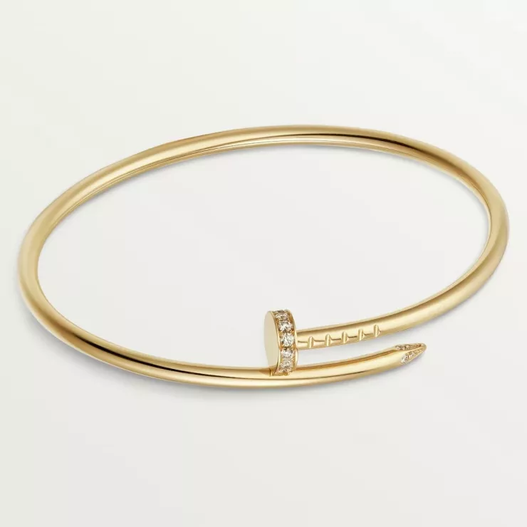 Sau cùng cô phối thêm mẫu Juste un Clou của Cartier, giá khoảng 125 triệu đồng, được nạm kim cương thủ công.