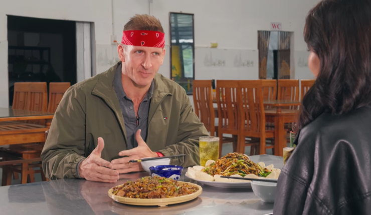 Sonny ấn tượng với cách người Việt sáng tạo ra nhiều món ăn ngon lạ từ nhộng tằm