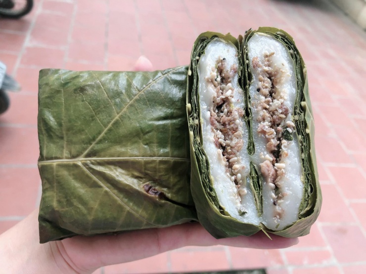 Món bánh này được làm từ các nguyên liệu chính gồm bột gạo nếp nương, lá của cây vả (còn gọi lá ngõa) và trứng kiến đen. Ảnh: Bùi Thúy Hằng