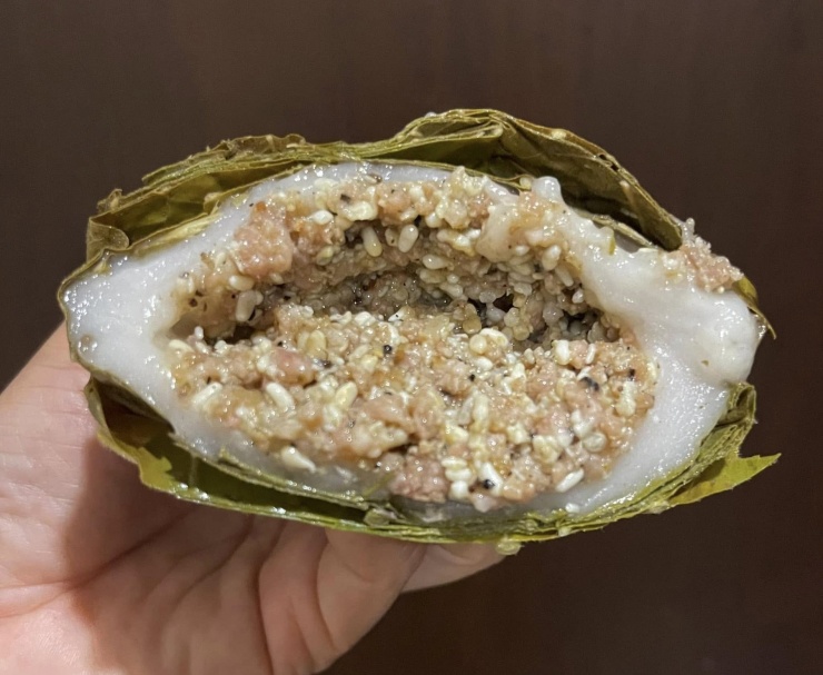 Quá trình chế biến món bánh này đòi hỏi sự tỉ mỉ, kỳ công, nhất là khâu làm sạch trứng kiến. Ảnh: Hòa Nguyễn