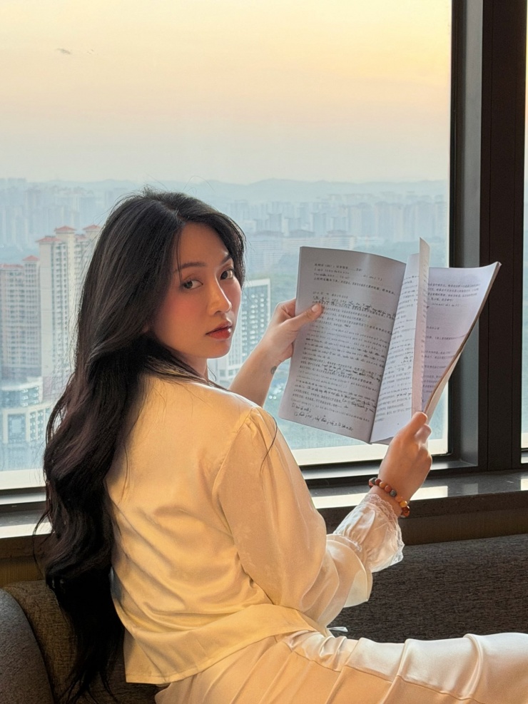 Trước đó cô gây chú ý khi đóng vai chính phim Nhà mình lạ lắm cùng Nhan Phúc Vinh của Truyền hình K+. Mới đây Lê Bống được cho là được mời tham gia một dự án phim của Trung Quốc.&nbsp;