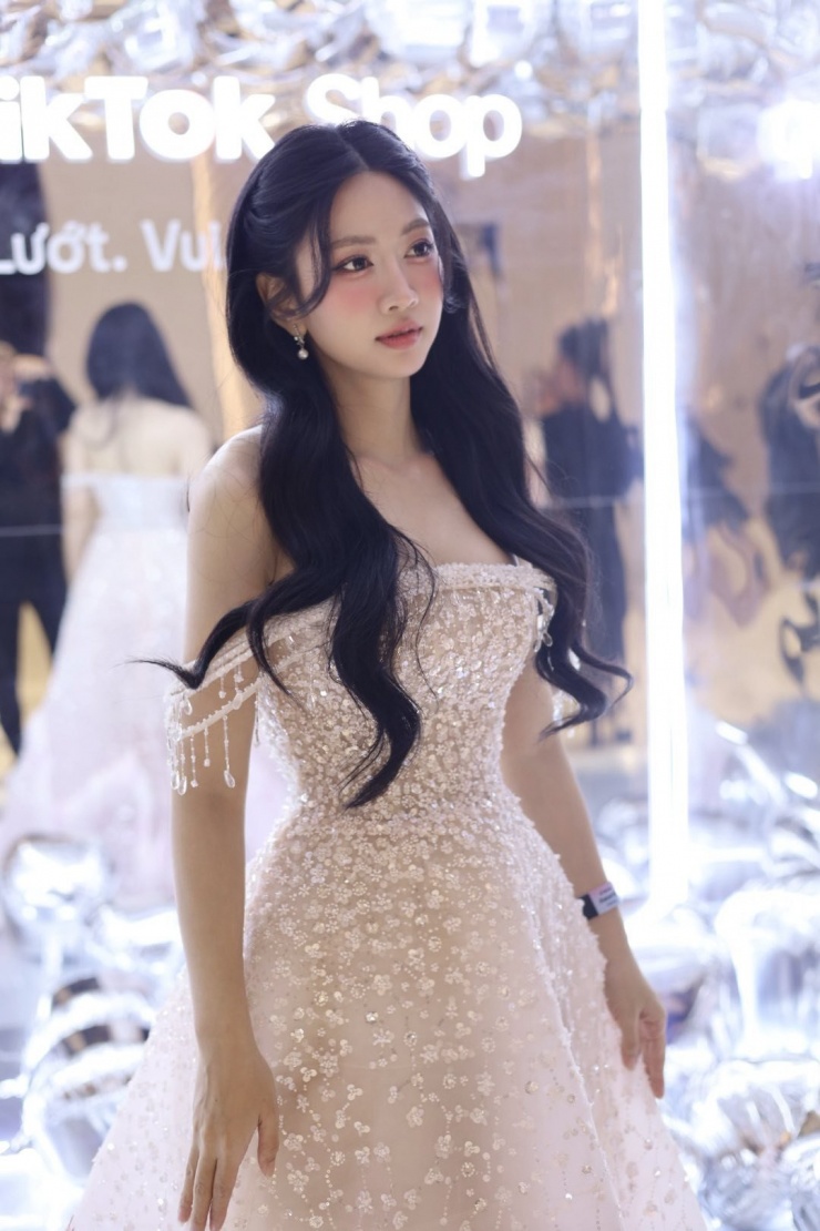 Dẫu vậy cô đang nỗ lực để cải thiện diễn xuất, chọn vai phù hợp hơn mà đáng chú ý là cô giáo Giang ở Bước chân vào đời.&nbsp;