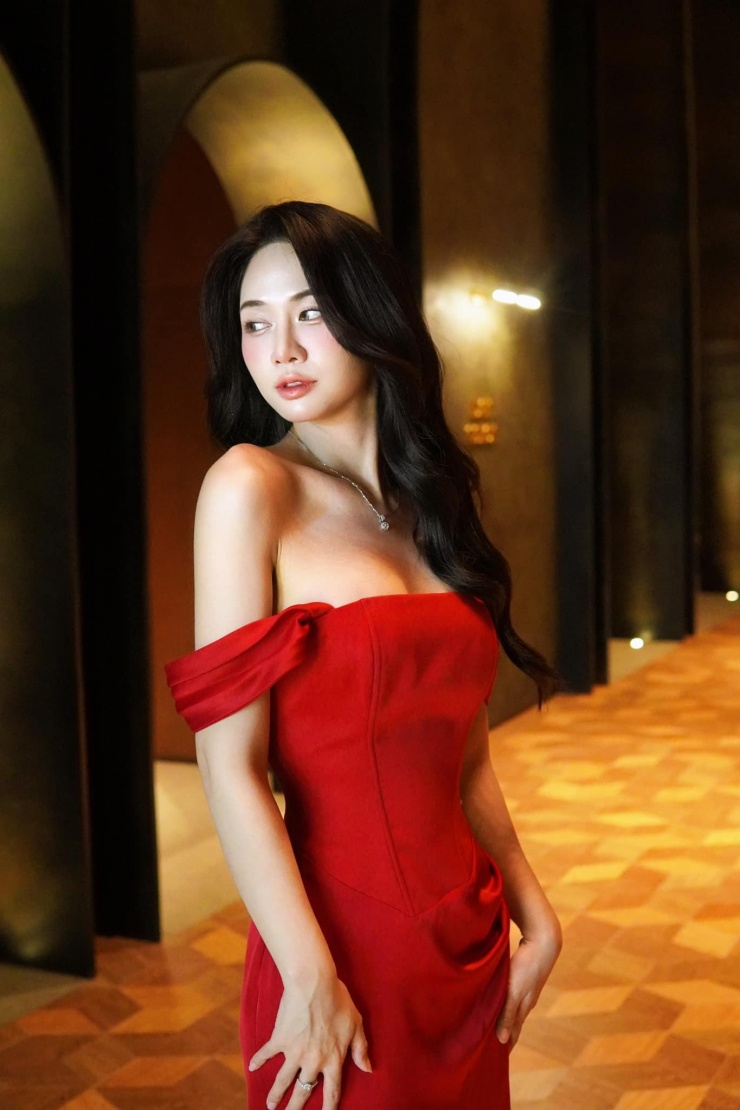 Khác với hình ảnh kín đáo trên phim, ngoài đời Lê Bống sở hữu phong cách gợi cảm hút mắt.&nbsp;