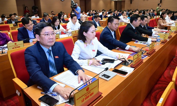 Đại biểu bấm nút thông qua Nghị quyết Quy hoạch tổng thể Thủ đô 100 năm.