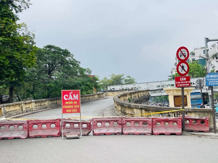 Cầu Long Biên chính thức dừng lưu thông hai chiều trong 2 tháng để sửa chữa khẩn cấp, cơ quan chức năng Hà Nội triển khai phân luồng qua cầu Chương Dương.