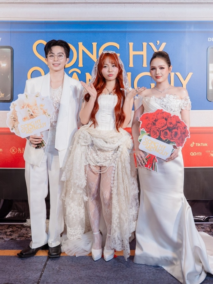 Xoài Non mặc váy cưới sánh đôi Gil Lê trên thảm đỏ - 2