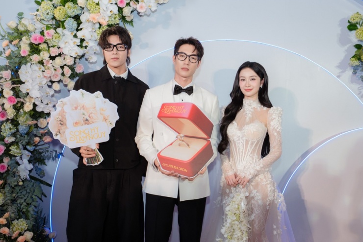 Vĩnh Đam gần đây tham gia nhiều phim điện ảnh như Thỏ ơi, Bus: Chuyến xe một chiều nên bận rộn với lịch trình quảng bá, nhưng vẫn đến ủng hộ dự án Song hỷ lâm nguy.