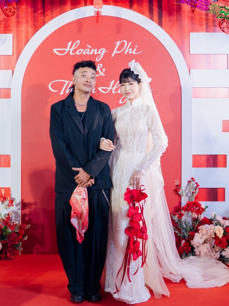 Hoàng Phi đóng chú rể trong đám cưới kiểu truyền thống, bên bạn diễn Hynee.