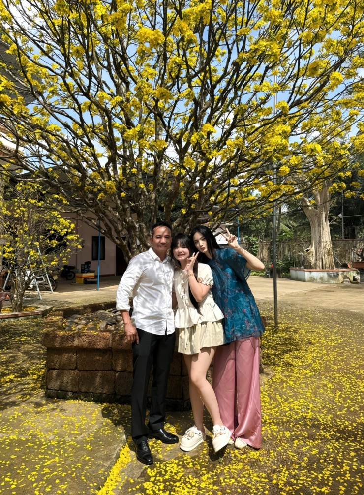 Cô đón Tết Bính Ngọ bên bố và em gái tại quê nhà. "Tôi có thêm sự tự tin bởi gia đình, bạn trai luôn bên cạnh", hoa hậu cho biết.