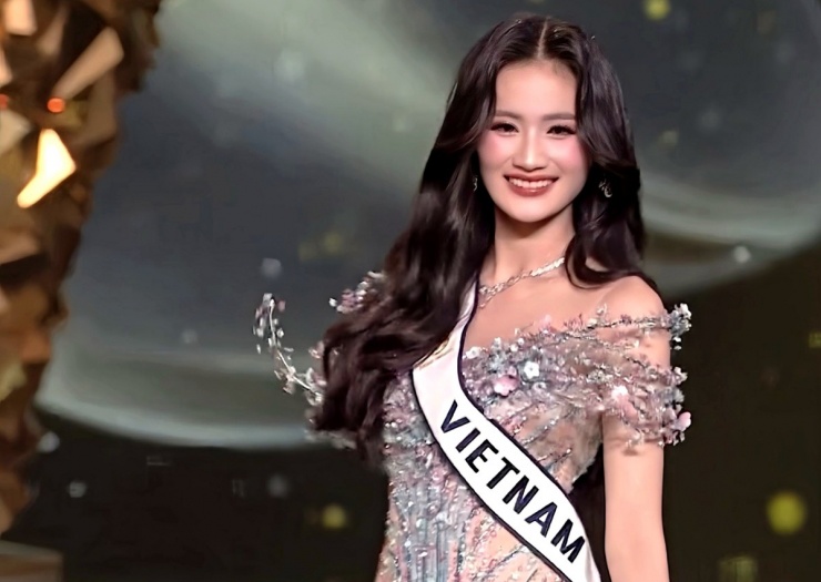 Quá trình học tập ở nước ngoài, Ý Nhi vài lần về nước để cùng êkíp chuẩn bị thi Miss World lần thứ 72. Tháng 5/2025, cô nhập cuộc với sân chơi ở Ấn Độ, từng bước cho khán giả thấy sự tiến bộ về kỹ năng sân khấu, ngoại ngữ, giao tiếp. Sự chủ động, nghiêm túc giúp Ý Nhi gây chú ý với giám khảo, chuyên gia nhan sắc, sau đó ghi tên vào top 40.