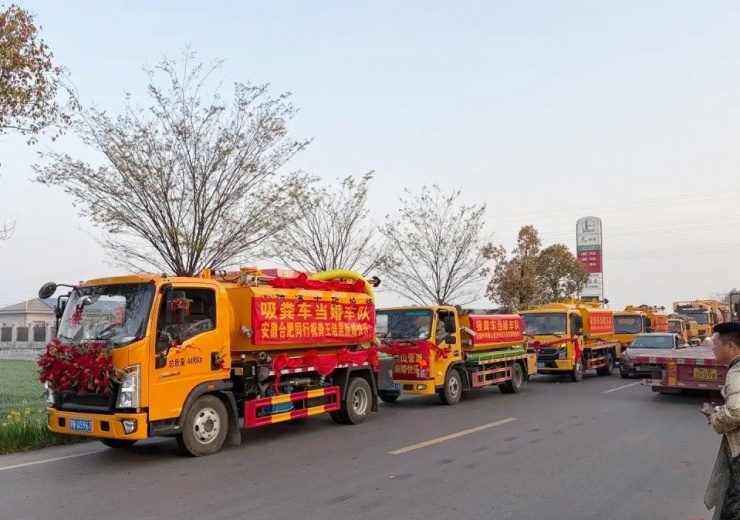 Dàn xe hút chất thải đi bên cạnh những xe sang khác thu hút sự chú ý. Ảnh: QQ