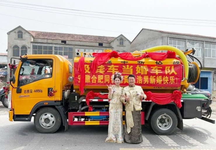 Cô dâu hạnh phúc bên chú rể, không suy nghĩ nhiều về đoàn xe rước đặc biệt. Ảnh: QQ