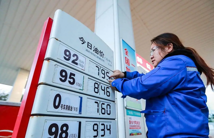 Giá xăng dầu tại Trung Quốc được điều chỉnh hạn chế bất chấp giá dầu thế giới tăng kỷ lục, nhờ cơ chế ‘hành lang giá’ và dự trữ chiến lược. Ảnh: Sohu